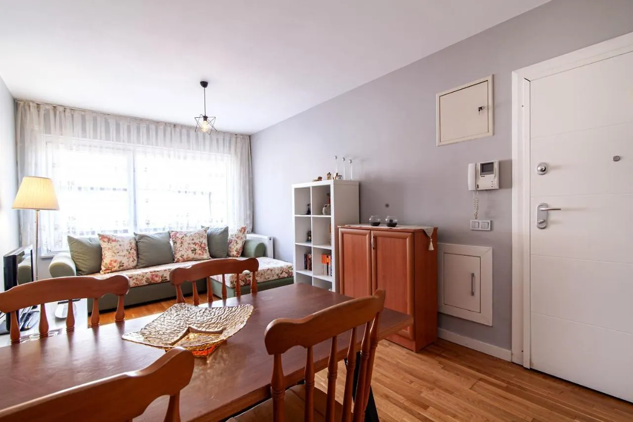 Sleek And Central Flat With Shared Pool In Sisli Стамбул