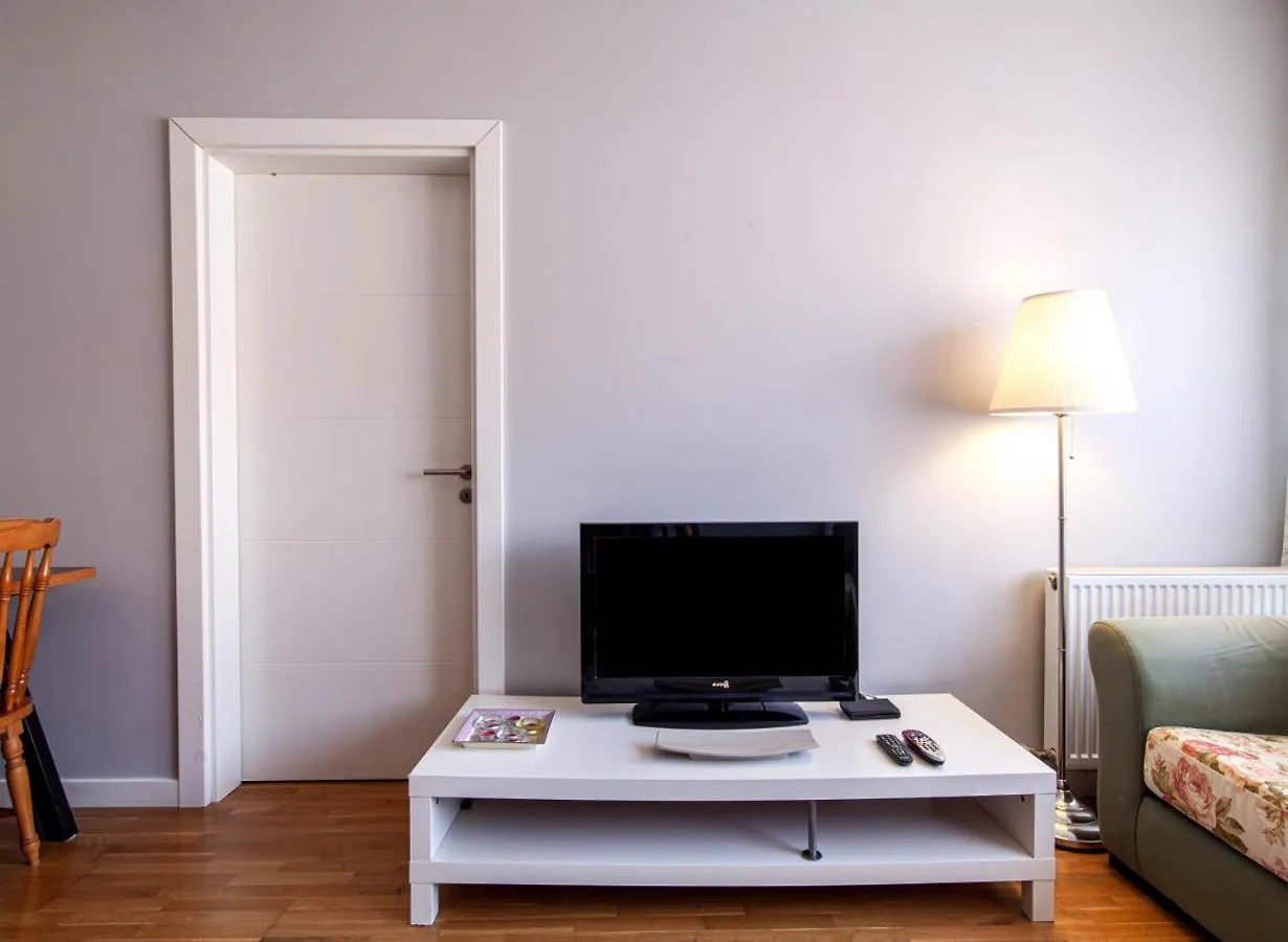 Sleek And Central Flat With Shared Pool In Sisli Istanbul