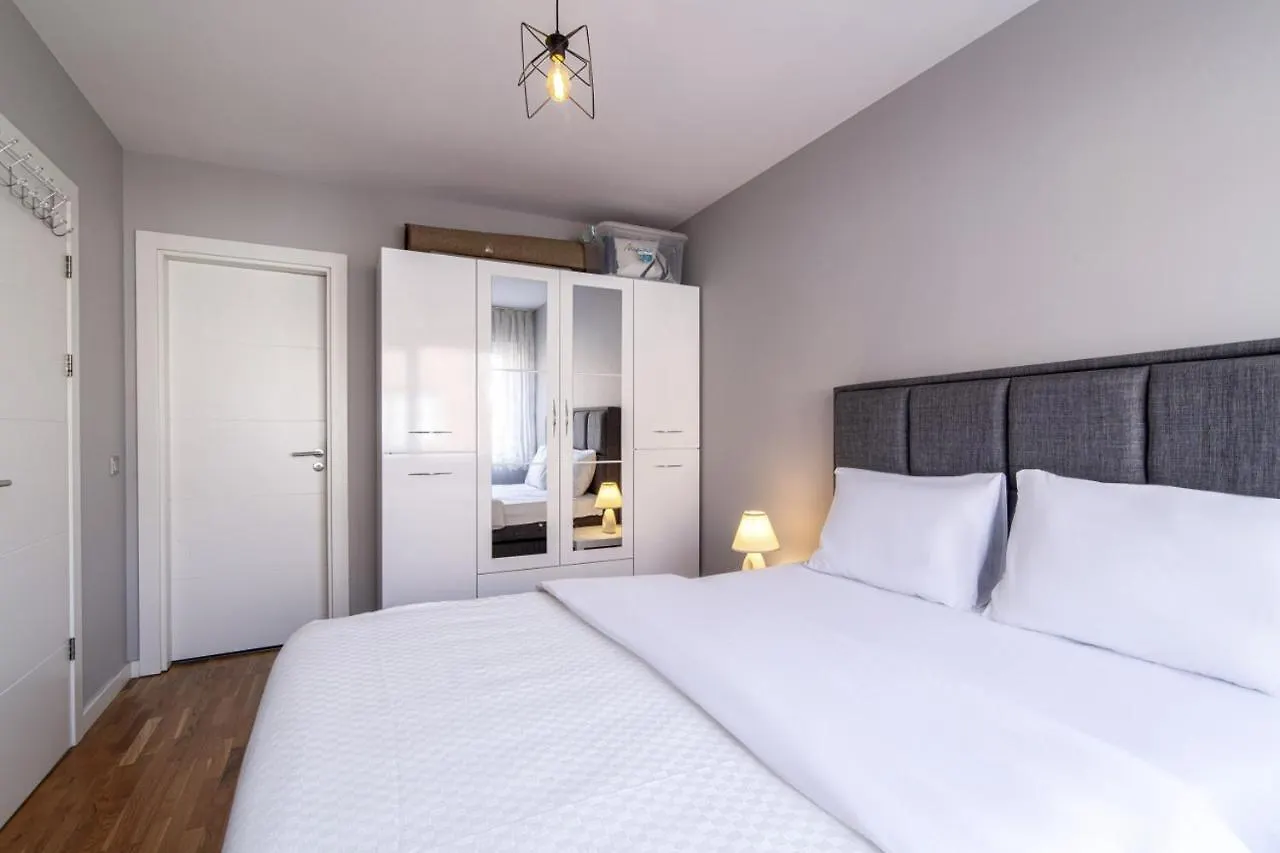 Sleek And Central Flat With Shared Pool In Sisli Istanbul 0*,